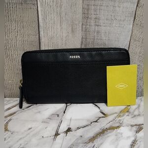 🌷NWOT Fossil Tiegan Zip-around Black Leather Wallet🌷